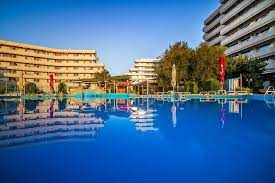 Hotel parc cu o clasificare de 4 stele este un hotel structurat pe 14 etaje si majoritatea camerelor beneficiaza de vedere la mare. Top 10 Recomandari Hoteluri 4 Stele Mamaia