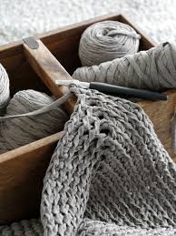 Bei teppichen, die für das kinderzimmer vorgesehen sind, ist es von großer bedeutung, dass diese aus materialien gefertigt. Diy Gehakelter Teppich Aus Textilgarn Mxliving