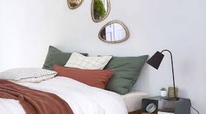 Une chambre design blanche avec un très beau revêtement au mur. Table De Chevet 14 Modeles Pour Une Chambre Stylee Cote Maison
