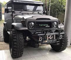 Fj40 It S Not A Defender But Whoever Fixed This Up And Outfitted It Did A Really Nice Job Toyota Cruiser Land Cruiser Suv Cars