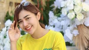 Namun, muncul dugaan bra milik elok, salah satu personil trio macan lepas dalam video klip tersebut. D02soxyn4r1ym