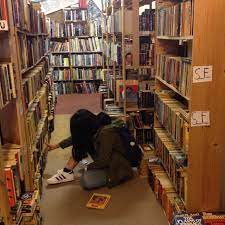 woman (reading) | Book photography, Photography women, Woman reading