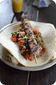 Griller les brochettes 4 minutes de chaque côté ou jusqu'à cuisson saignante ou rosée. Brochettes D Agneau Et Taboule Saveur Libanaise Paprikas