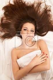Beautiful caucasian couple laying on the bed at home in the bedroom working and using technology notebook laptop and mobile phone. Schone Junge Frau Im Bett Liegend Leinwandbilder Bilder Einer Aufwachen Bettwasche Myloview De