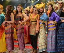 Indonesia memiliki banyak keunikan di setiap daerahnya. 10 Baju Adat Indonesia Paling Populer Hingga Ke Luar Negeri 2018