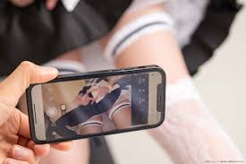 コミケ「コスプレ広場」、少女たちのパンチラ狙うローアングラーを追いかけた – Sirabee