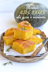 Il pan di zucca è un morbido pane con tutto il colore, il sapore e…soprattutto la forma, di questo meraviglioso ortaggio autunnale. Sprinkles Dress Focaccia Alta E Soffice Alla Zucca E Rosmarino