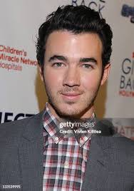 Founder of Give Back Hollywood Todd Michael Krim and Estelle award... News  Photo