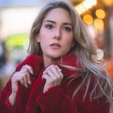 Lisa Hutt's Instagram, Twitter & Facebook