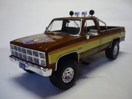 Le lendemain, après qu'un entrepôt de newman ait pris feu, les newman reçoivent les images de caméra de surveillance qui montre un homme sous une capuche. Gmc K2500 Sierra Grande L Homme Qui Tombe A Pic Greenlight 1 18 Les Miniatures