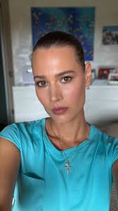 Запись прямого эфира с тональным кремом @makeupbymario палеткой теней Super  Nudes и кремовыми румяна @charlottetilbury и карандаш для губ Hermès 16 ,  #макияжмилан