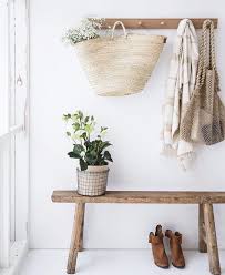 Banc En Bois De Style Rustique Pour Une Entree Campagne Chic Living Room Decor Rustic Farmhouse Decor Living Room Farm House Living Room