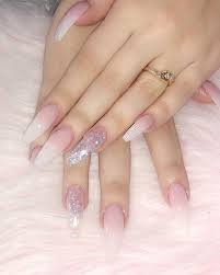 Luego de haber aprendido a hacer las uñas acrílicas viene la parte más divertida y es la decoración. Unas Acrilicas Naturales Unas Acrilicas Color Natural Unas De Gel Simples Unas De Gel Naturales