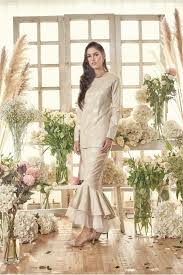 Tahun ini, beliau bukan sahaja dapat menyambut hari raya bersama suami tercinta, ude wahid, tetapi lebih teruja kerana sedang hamil lapan bulan. Hari Raya Baju Songket In Beige Women S Fashion Muslimah Fashion Baju Kurung Sets On Carousell