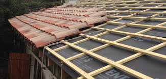 Poser Des Tuiles Lors D Installation D Une Toiture Toiture Toiture Tuile Tuiles