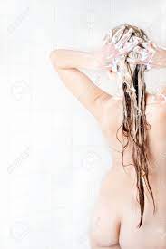Schöne Nackte Junge Frau Unter Der Dusche Und Wäscht Ihre Sehr Langen  Blonden Haaren, Von Hinten Auf Weißem Hintergrund Lizenzfreie Fotos, Bilder  Und Stock Fotografie. Image 11386152.