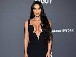 Ablası ünlü model kendall jenner, annesinden olan kardeşleri kim, kourtney, khloe, robert kardashian ve babasının diğer evliliklerinden olan 4 kardeşi daha var. Kim Kardashian S Perfume Advertisement Looks Like Peanut Commercial Insider