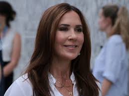 Queen Mary's polka dot midi skirt is the perfect piece to transition your  wardrobe into autumn