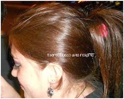 Le meches rosse su capelli castani o scuri può donare, alla donna che sceglie questa tonalità, un effetto naturale e luminosità ai capelli e al volto. Capelli Castani Con Meches Rosse