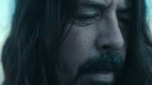 Waiting on a war is a song by american rock band foo fighters. Foo Fighters Zeigen Das Offizielle Video Zu Waiting On A War