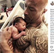 Juni 2021 um 19:00 uhr. Actionstar Dwayne The Rock Johnson Zeigt Stolz Seine Dritte Tochter Stern De