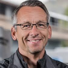 Zwei Mehrfamilienhäuser mit je drei Wohnungen