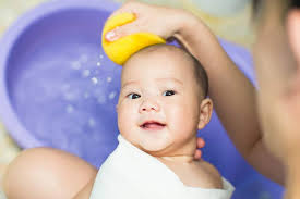 Bayi yang menderita demam memang normal. Memandikan Bayi Sebaiknya Pagi Atau Sore Hari Hello Sehat