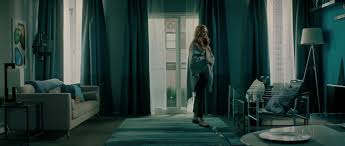 Ancak kısa süre sonra paranoyaya dalar ve etrafındaki kimseyi saldırganın göz önünde saklanarak onu dehşete düşürmek için geri. Sightless 2020