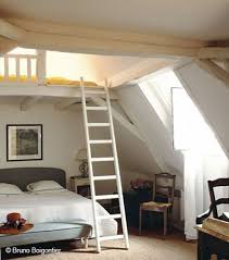30 Idees Pour Amenager Ses Combles Chambre Parentale Sous Toit Amenagement Petit Appartement Idee Mezzanine