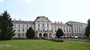 Its headquarters and main campus are loc. Csanyi Sandor Es Nagy Istvan Is A Volt Szent Istvan Egyetem Kuratoriumaban Infostart Hu