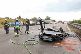 Bei einem unfall auf der autobahn 13 zwischen staakow und freiwalde in brandenburg ist ein reisebus umgekippt. Bei Einem Schweren Unfall Mit Einem Lamborghini Sind Am Samstagabend Zwei Menschen Ums Leben Gekommen Stuttgarter Nachrichten