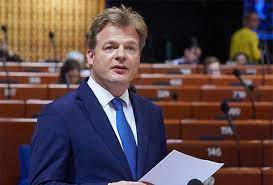 Nu heeft hij bekendgemaakt dat hij zijn lidmaatschap van die partij opzegt en verdergaat als onafhankelijk kamerlid. Pieter Omtzigt Calls For An End To The Persecution Of Uk Oil Industry Whistle Blower Jonathan Taylor