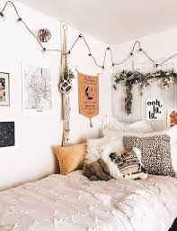 20 Creative Bedroom Wall Decor Ideas For A Comfy And Cozy Bedroom Dorm Room Wall Decor Brick Wall Living Room Dorm Room Walls