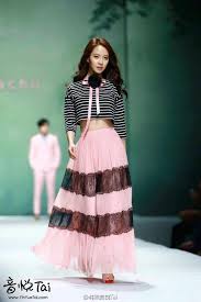 Actress song ji hyo, the lead actress of the upcoming drama emergency couple, looks refined and lovely in her newest fashion pictorial for the february issue of first look fashion brand yesse is giving us a dose of song ji hyo over and over and over again with its winter 2013 ad campaign. Song Ji Hyo Katiacho Fashion Show In Beijing Fashion Cute Korean Outfits Lace Skirt