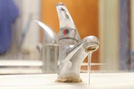 O cană de apă caldă pe stomacul gol este o alternativă minunată pentru cei care nu tolerează aciditatea lămâii la primele ore ale dimineții. Robinet Apa Calda Inquam Photos