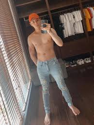 Trước khi trở thành ca sĩ, noo phước thịnh là một người mẫu được giới teen yêu thích trên các trang báo học đường. Noo PhÆ°á»›c Thá»‹nh