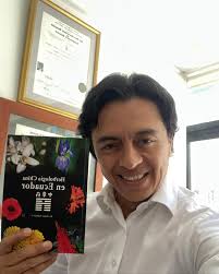 Un regalo valioso del Dr Omar Vallejo! Su libro contiene amplia informacion  sobre plantas 🌱 medicinales ecuatorianas, su correlacion en la Medicina  Tradicional China , sus usos y esta muy bien ilustrado!