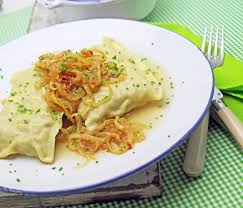 Maultaschen Mit Geschmelzten Zwiebeln Und Kartoffelsalat Maultaschen Rezept Deutsche Kuche Rezepte Kartoffelsalat