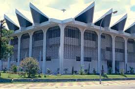 Setiausaha agungnya, j solomon, menggesa kementerian kewangan dan bank negara malaysia (bnm) tampil membela pekerja bank yang bakal terjejas dengan penutupan cawangan dan khidmat perbankan runcit. Bank Negara Ipoh Fountain Archnet