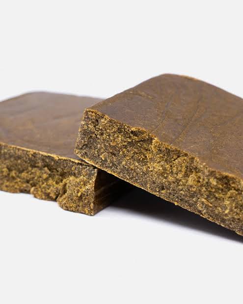 Texture mœlleuse d un morceau de thc hash france filtre de qualite