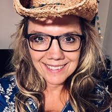 Melinda Hart's Instagram, Twitter & Facebook