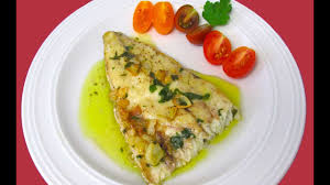 La lubina al horno hecha de esta forma queda con un sabor delicioso y la salsa es de esas en las que apetece hacer un barquito mojando pan. Lubina Al Horno Receta Facil Youtube