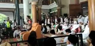 Uci turtusi (harness or abuya uci) is the figure of the great scholars of that highly esteemed and respected by abuya kh uci turtusi permissiom from apk file: Viral Petinggi Polisi Disoraki Ribuan Orang Di Acara Abuya Uci Turtusi Di Tangerang Sumbarkita Id