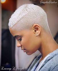 Un court afro jouera sur les points forts de vos cheveux, tels que sa texture naturelle et son volume. Cheveux Courts Femme Noire