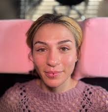 Alexis Snow's Instagram, Twitter & Facebook