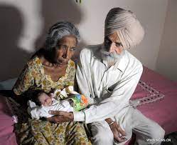 70-year-old woman gives birth to her first child in India (2) - People's Daily Online