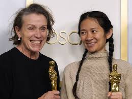 Este dat în onoarea unui regizor de film care a expus regizări remarcabile în timp ce lucrează în industria cinematografică. Premiile Oscar 2021 Lista CompletÄƒ A CaÈ™tigÄƒtorilor Nomadland A Fost Desemnat Cel Mai Bun Film
