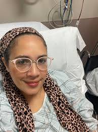 Can anyone make a cute background instead of the hospital one pleasseeee ❤️