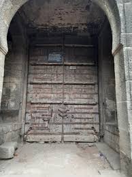 File:Khidki Darwaja Shaniwar Wada.jpg ...