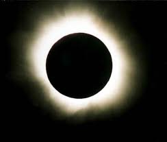 Zatmění slunce je astronomický jev, který nastane, když měsíc vstoupí mezi zemi a slunce, takže jej částečně nebo zcela zakryje. Uplne Zatmeni Slunce 4 12 2002 Multimedia Clanky Astronomicky Informacni Server Astro Cz